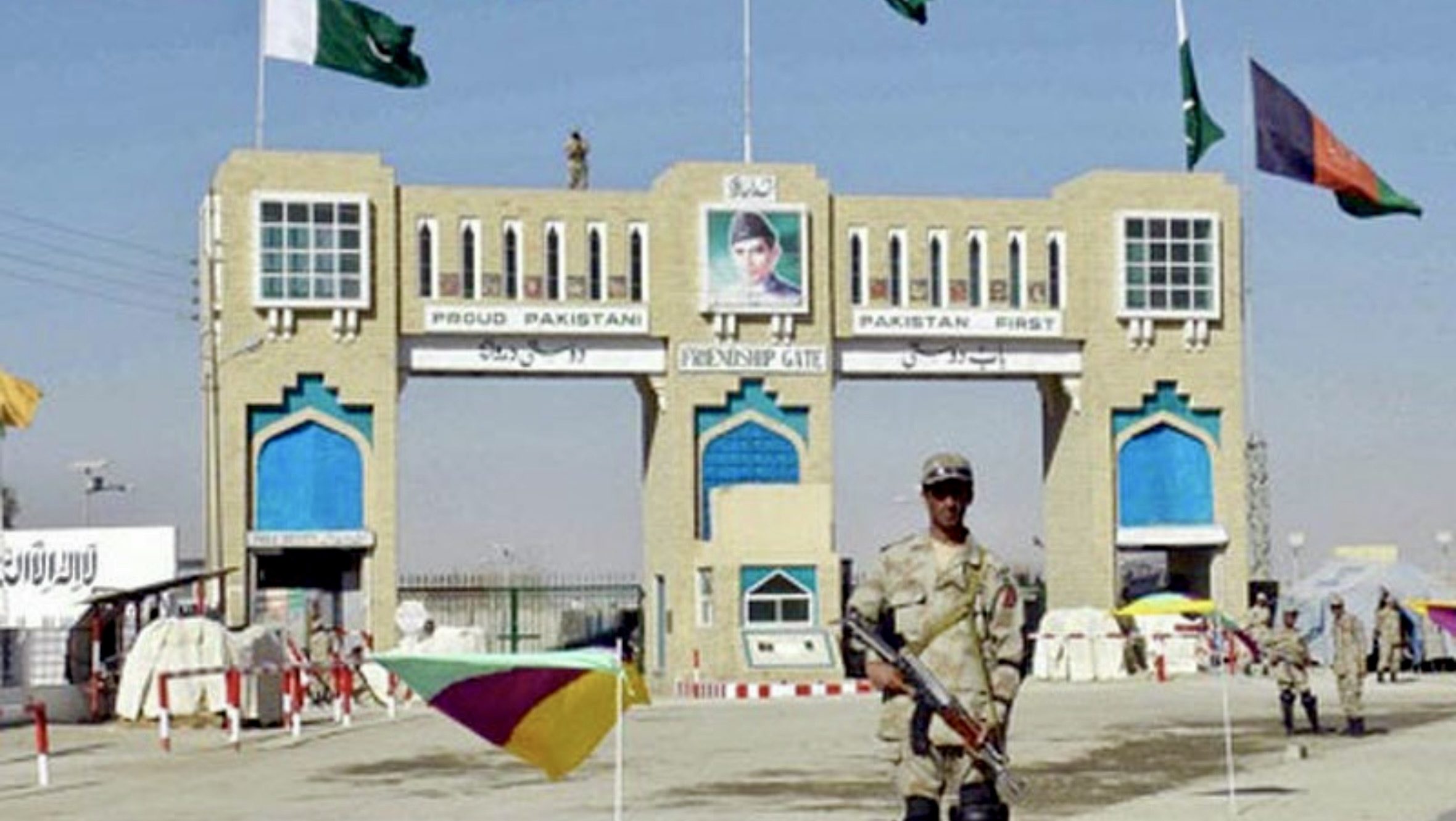 Border crossing between Pakistan and Afghanistan with security forces present amid rising tensions