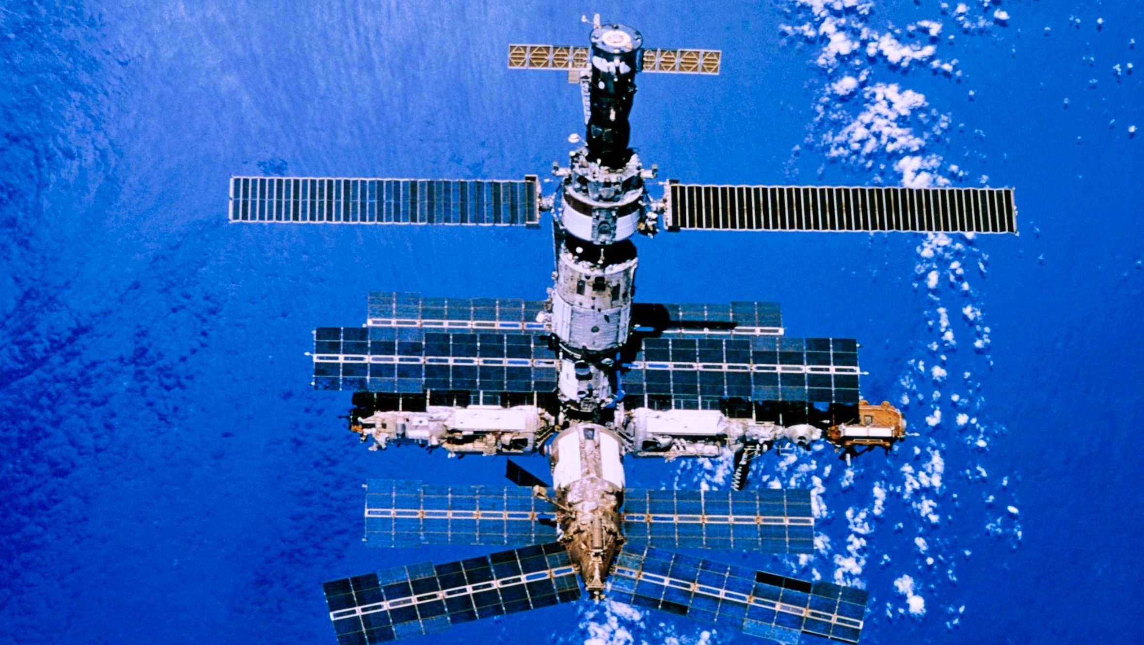Mir space station orbiting Earth before controlled re-entry in 2001